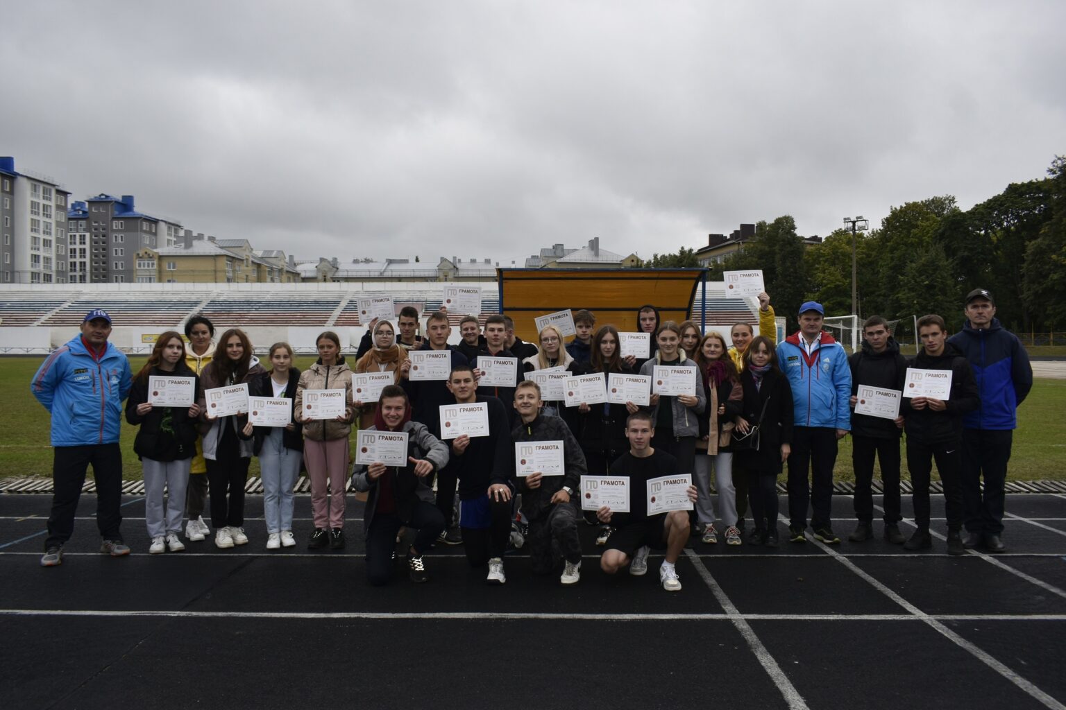 фото лидер спортивного клуба. гимнастки на соревнованиях. 11. университет знания. соревнования комплекс.